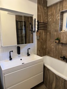 A Szentendrei Öregvíz Vendégházban fürdőszoba káddal