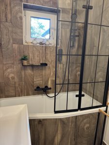 A Szentendrei Öregvíz Vendégház fürdőszoba káddal.