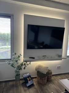 Szentendrei Öregvíz Vendégház nappali tv-vel.