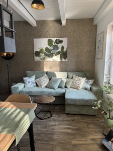 Szentendrei Öregvíz Vendégház nappalija kanapéval.