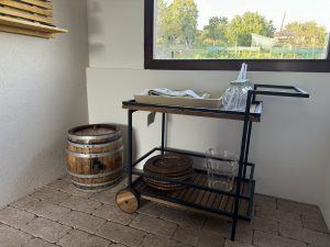 Szentendrei Öregvíz Vendégházban tálaló.