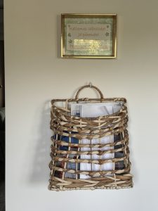 Szentendrei Öregvíz Vendégház dokumentum- és újságtartó.