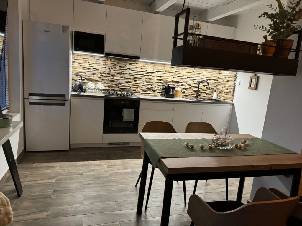 Szentendrei Öregvíz Vendégház konyha étkező asztallal.