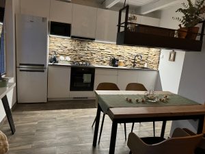 Szentendrei Öregvíz Vendégház konyha étkező asztallal.