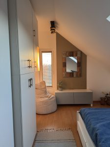 Szentendrei Öregvíz Vendégház hálószoba tükörrel és kilátással.