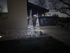 Szentendrei Öregvíz Vendégház jakuzzi a teraszon esti fényekben.