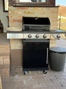 Grillező az Öregvíz Vendégház teraszán.