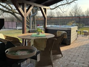 A Szentendrei Öregvíz Vendégház terasza jakuzzival.